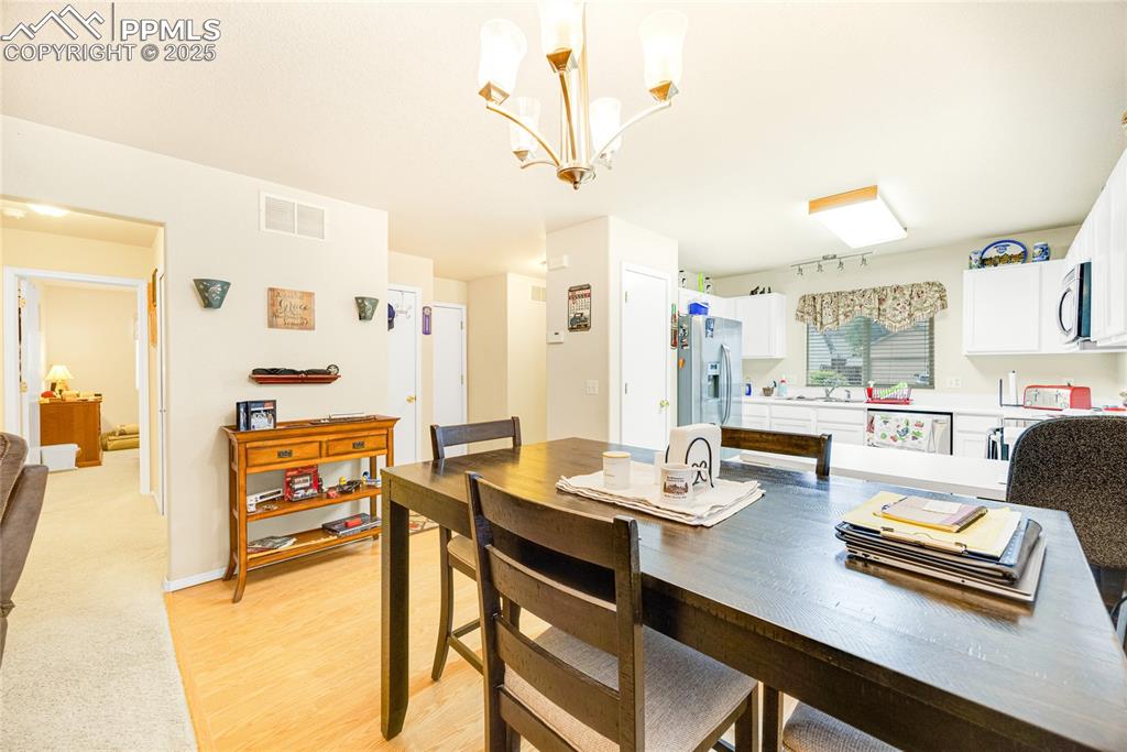 Image 10 of 28: Dining Area