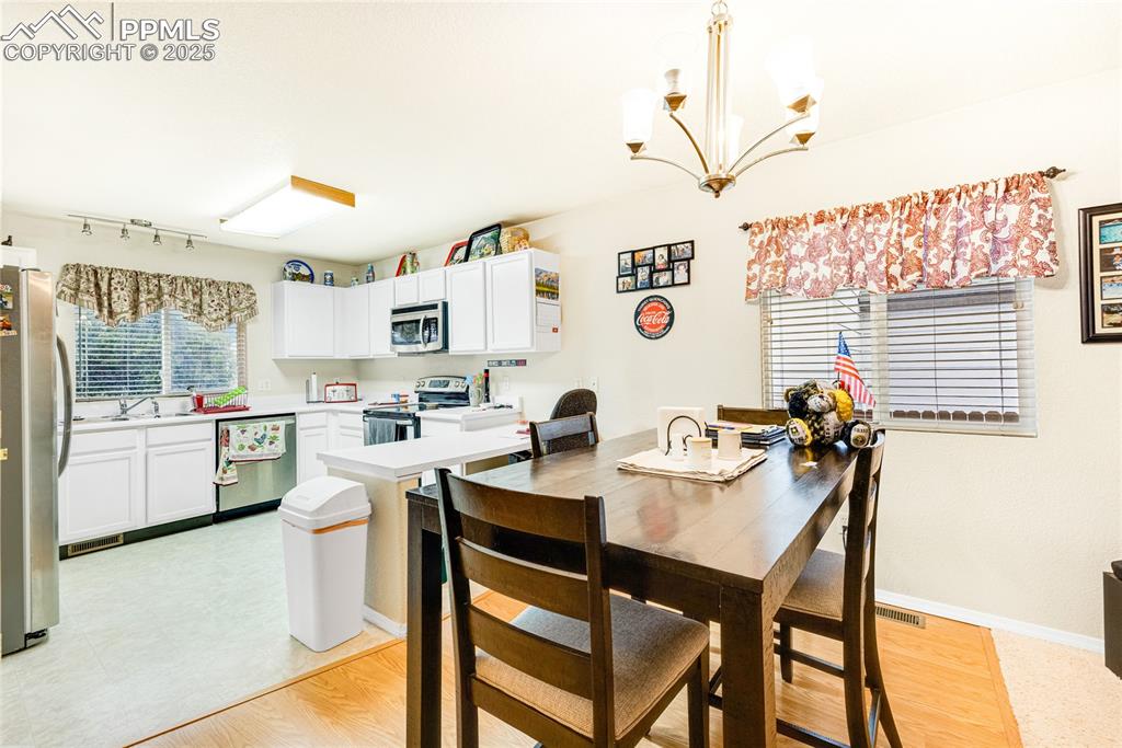 Image 11 of 28: Dining Area