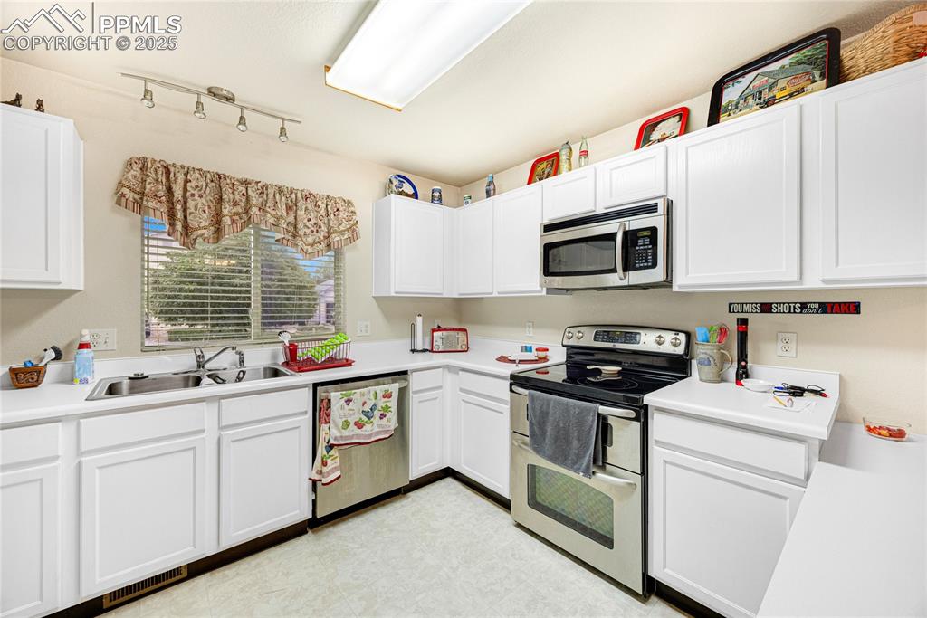 Image 12 of 28: Kitchen