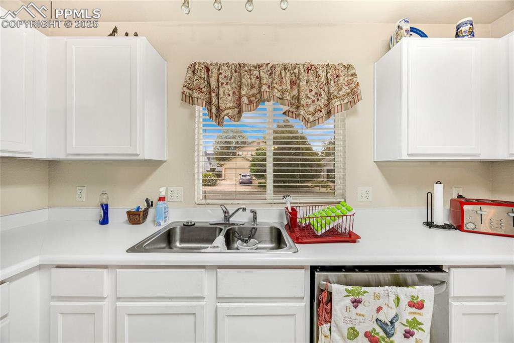Image 13 of 28: Kitchen