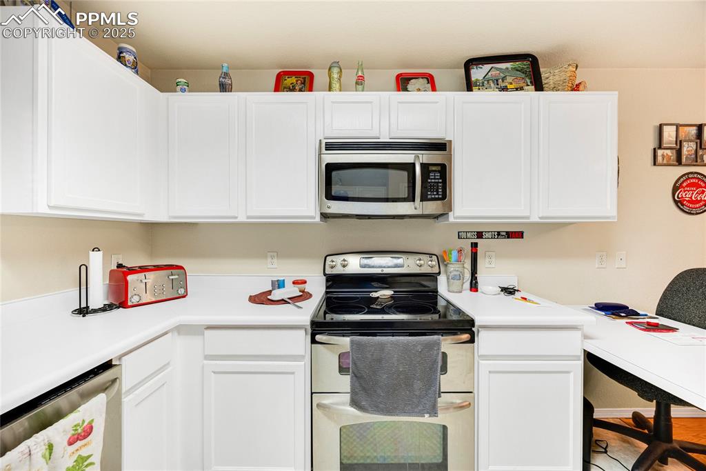 Image 14 of 28: Kitchen