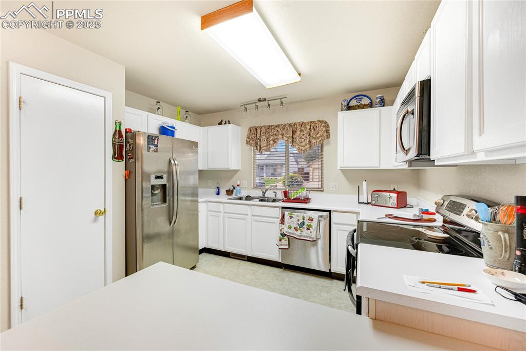 Image 15 of 28: Kitchen
