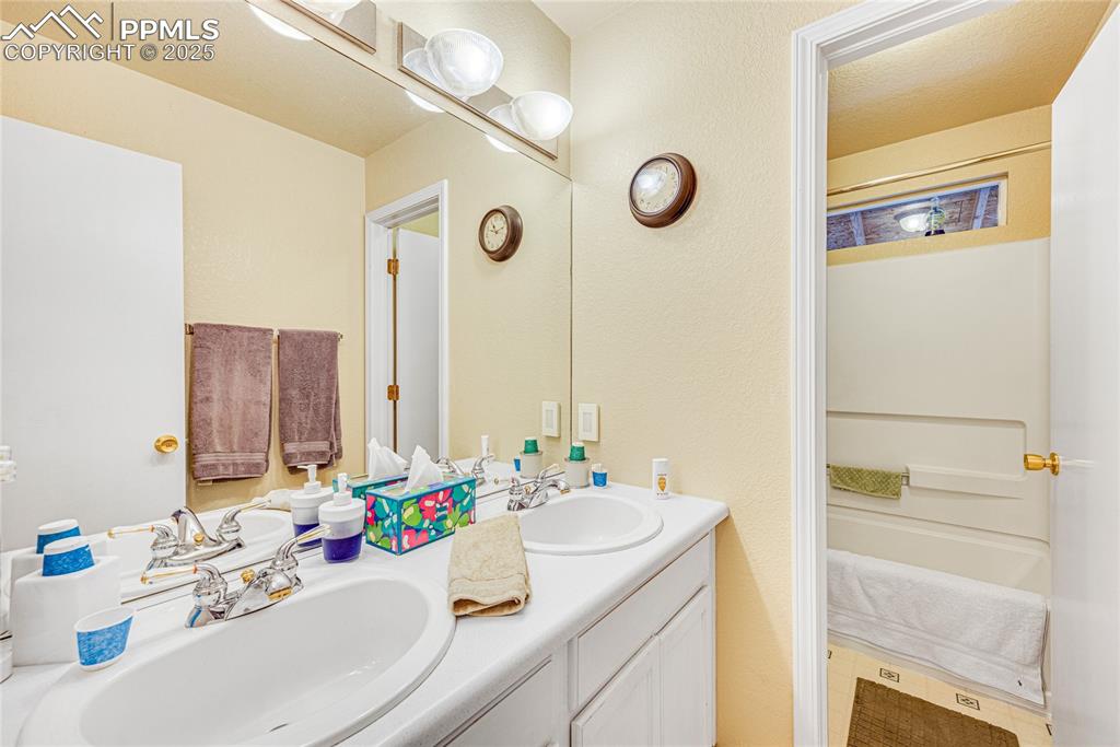 Image 16 of 28: Bathroom