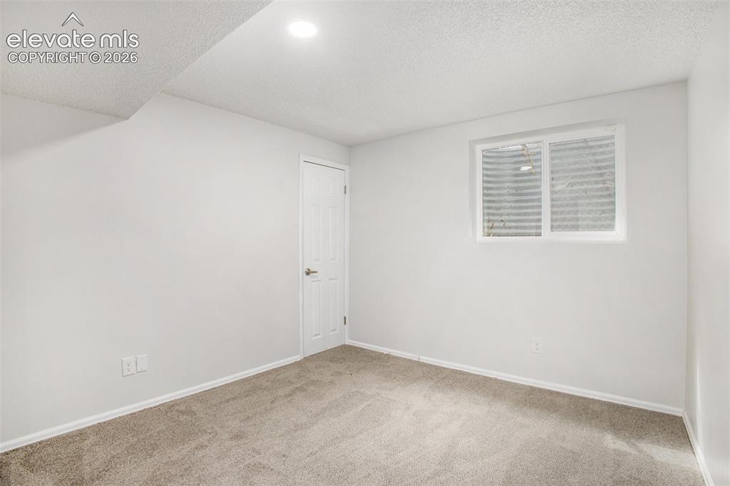 Image 16 of 27: Bedroom