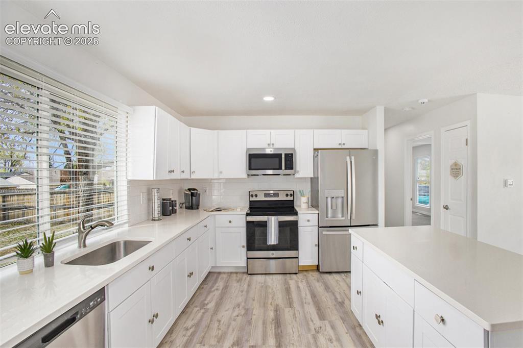 Image 4 of 27: Kitchen