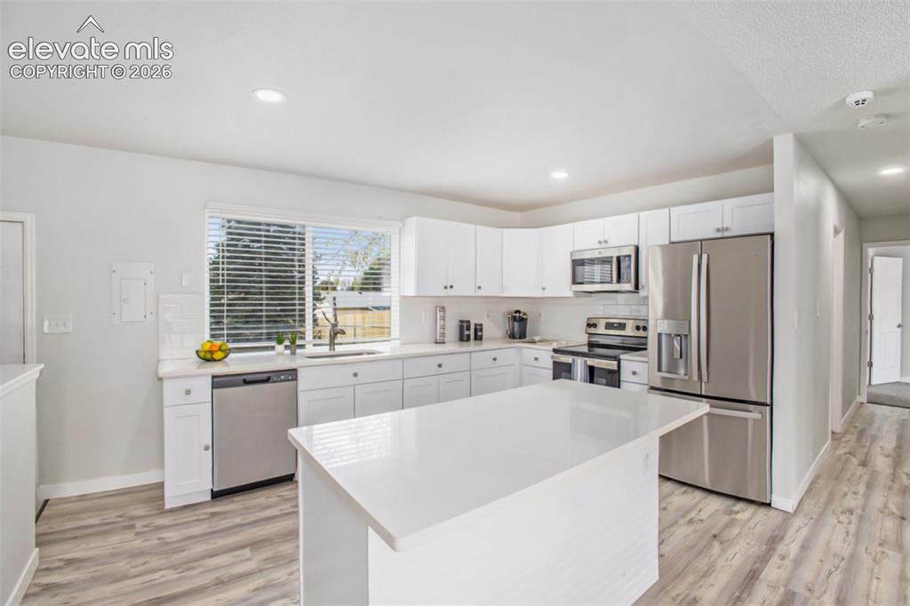Image 5 of 27: Kitchen