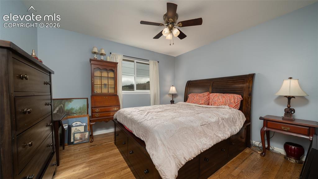 Image 7 of 17: Bedroom