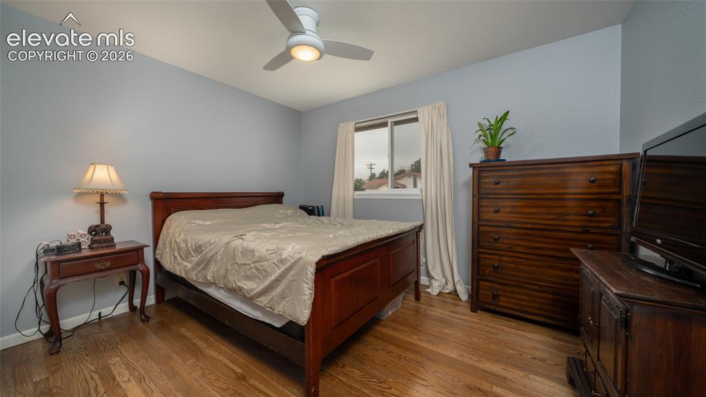 Image 9 of 17: Bedroom