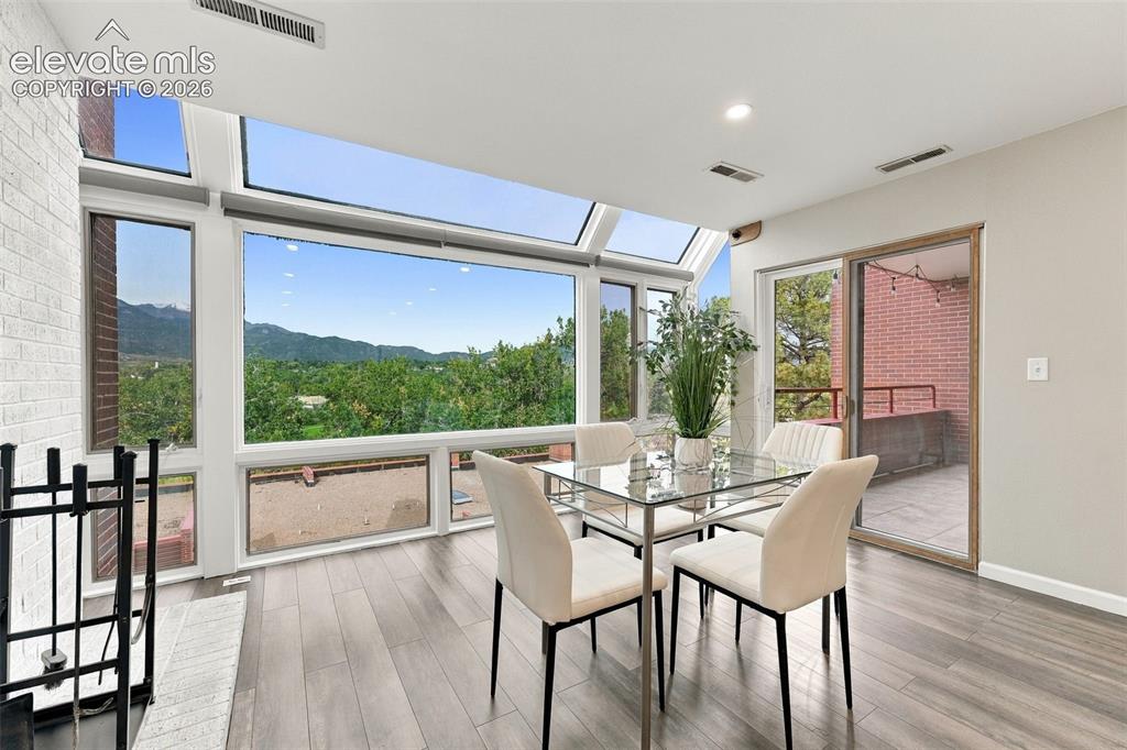 Image 11 of 47: Dining Area