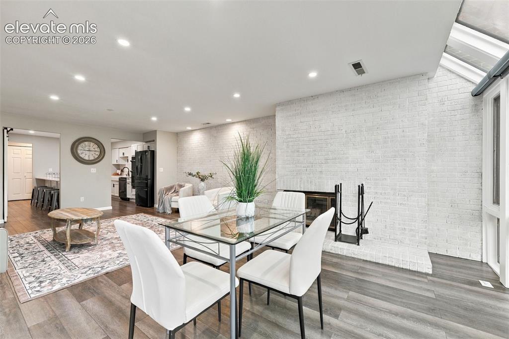 Image 16 of 47: Dining Area