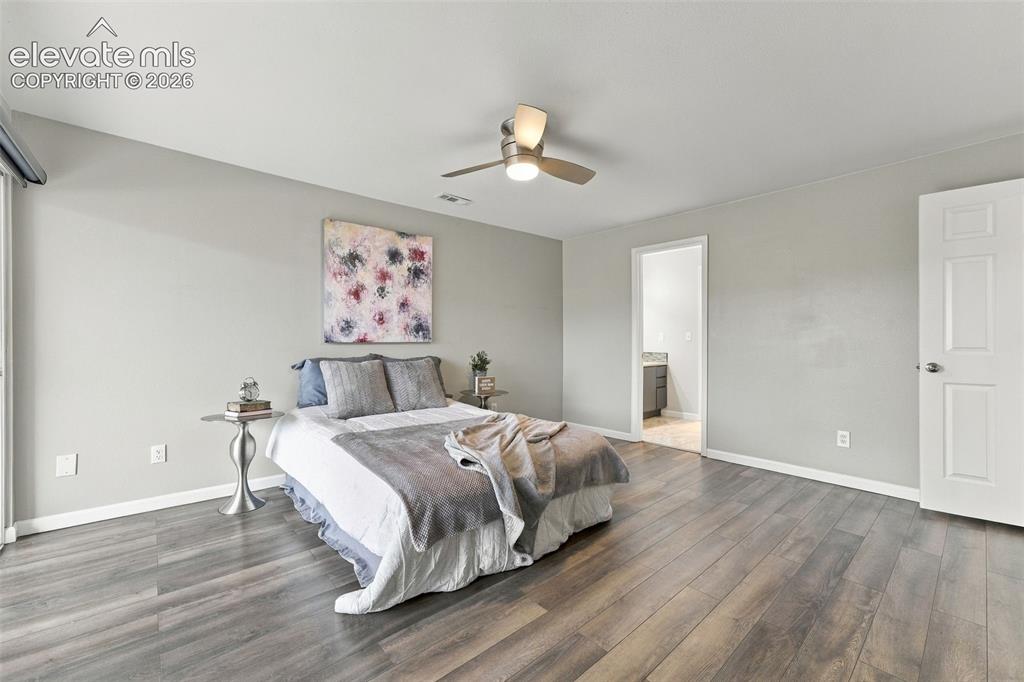 Image 19 of 47: Bedroom