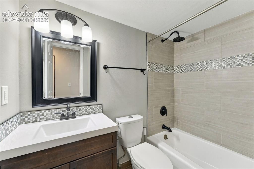 Image 29 of 47: Bathroom