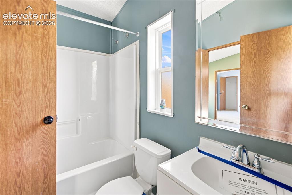 Image 19 of 50: Bathroom