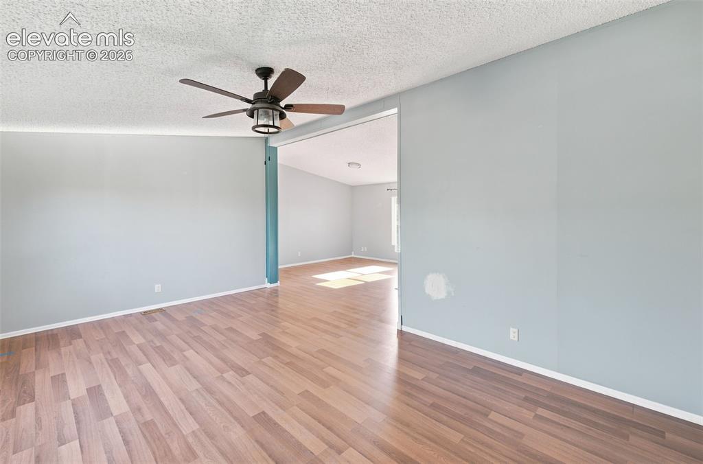 Image 5 of 50: Living Room