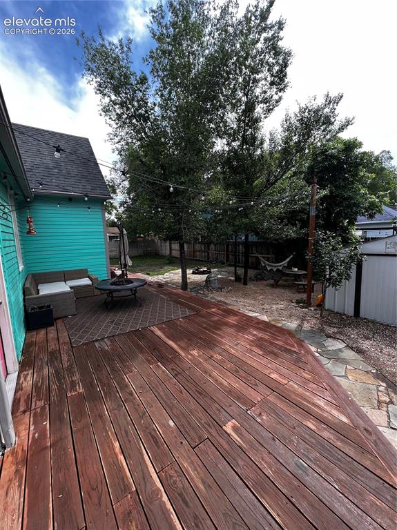 Image 11 of 12: Deck