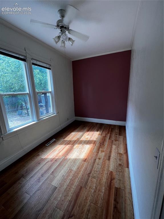 Image 5 of 12: Bedroom