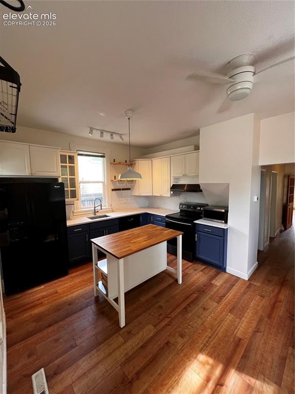 Image 8 of 12: Kitchen