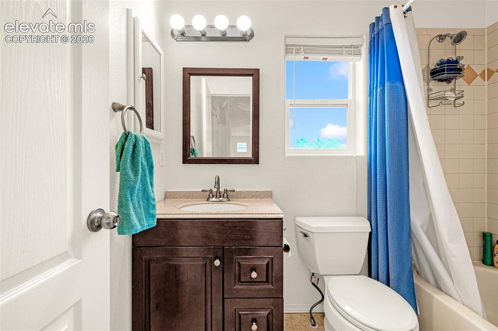 Image 16 of 31: Bathroom
