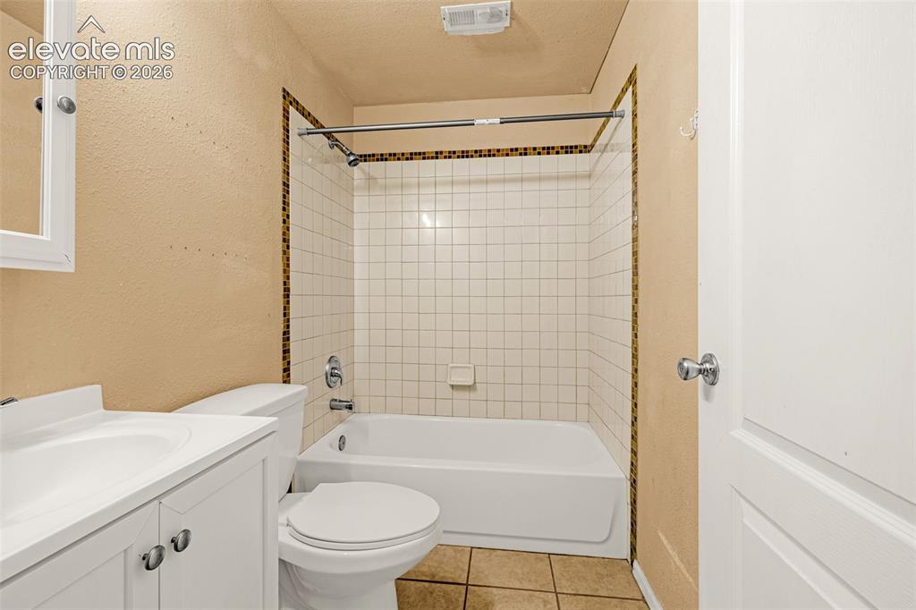 Image 22 of 31: Bathroom