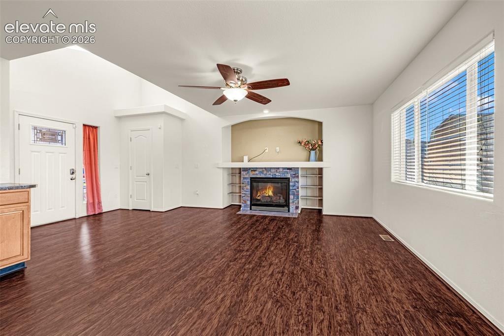 Image 4 of 31: Living Room