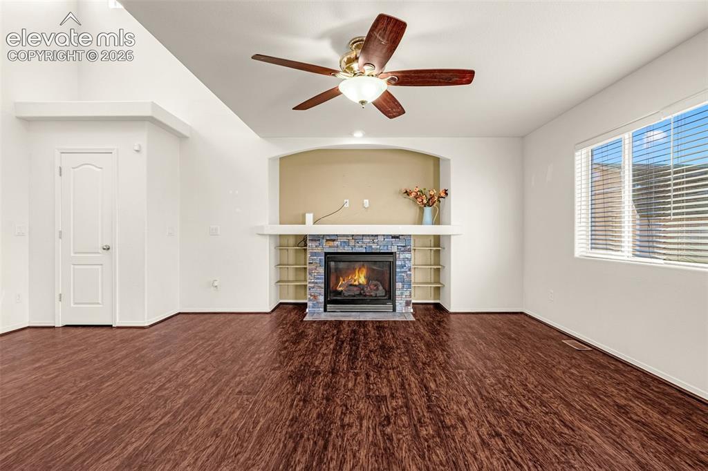Image 5 of 31: Living Room