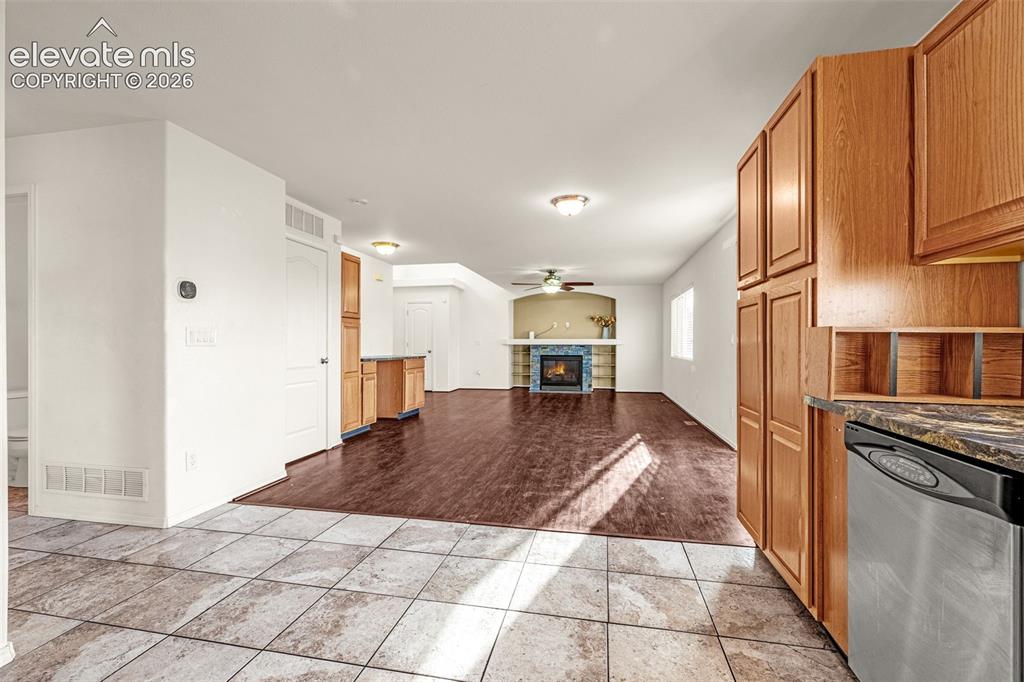 Image 6 of 31: Kitchen