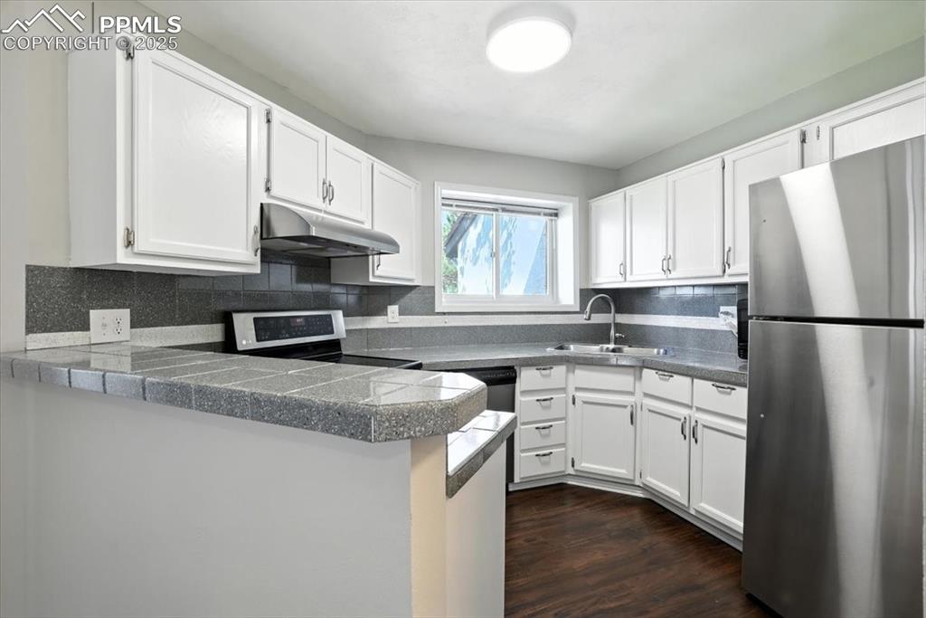 Image 11 of 34: Kitchen