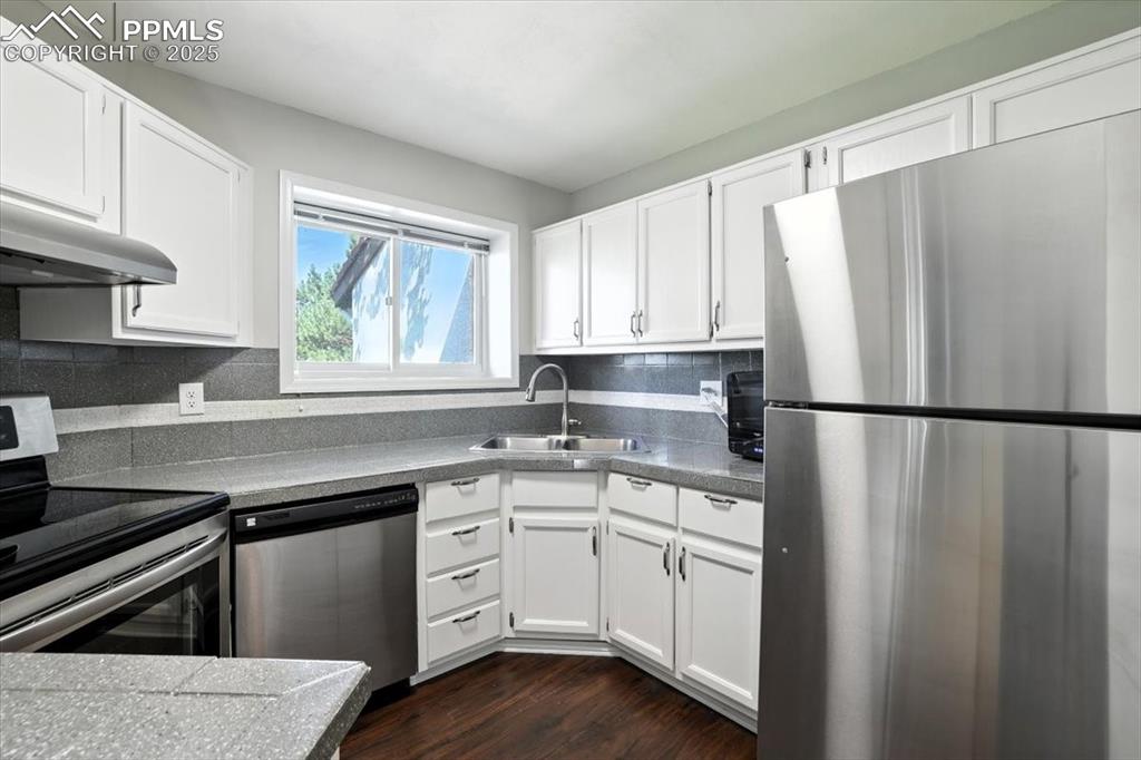 Image 8 of 34: Kitchen
