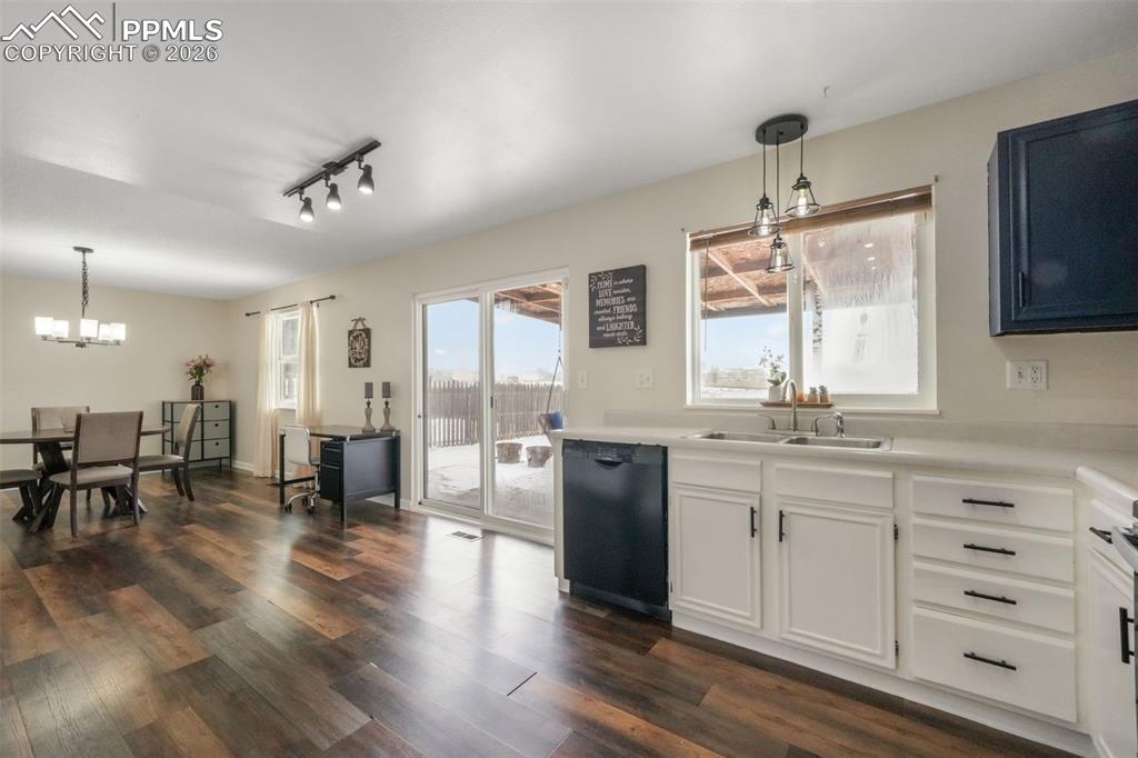 Image 10 of 50: Kitchen