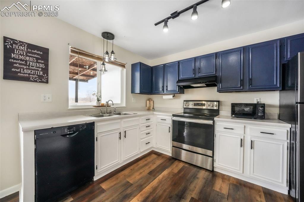 Image 13 of 50: Kitchen