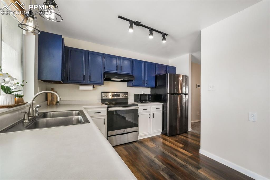 Image 14 of 50: Kitchen