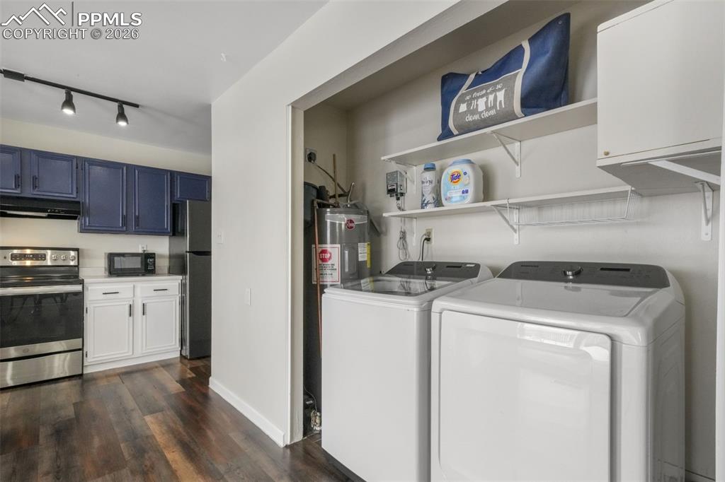 Image 16 of 50: Laundry