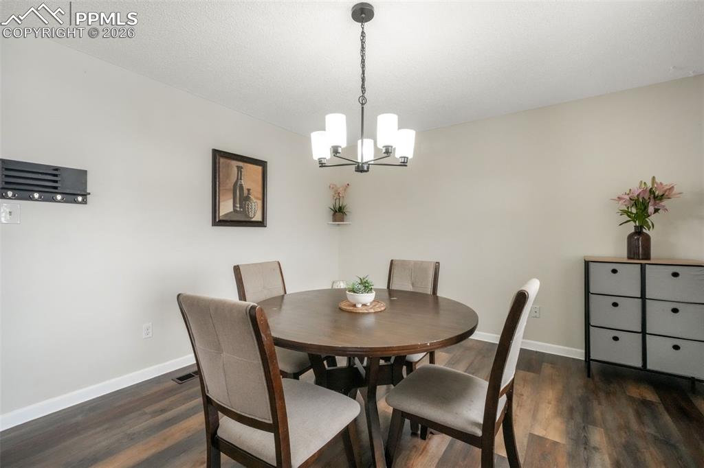 Image 17 of 50: Dining Area