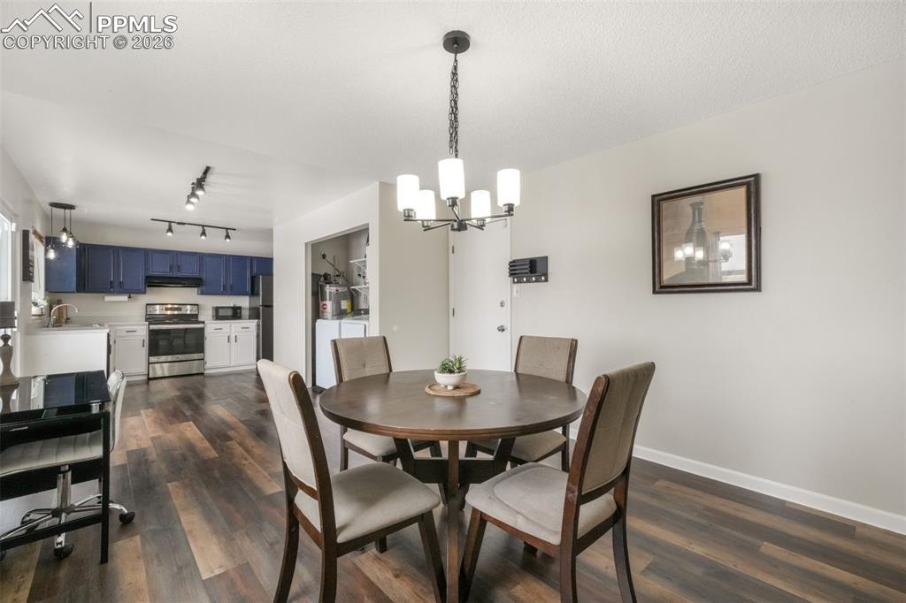 Image 18 of 50: Dining Area