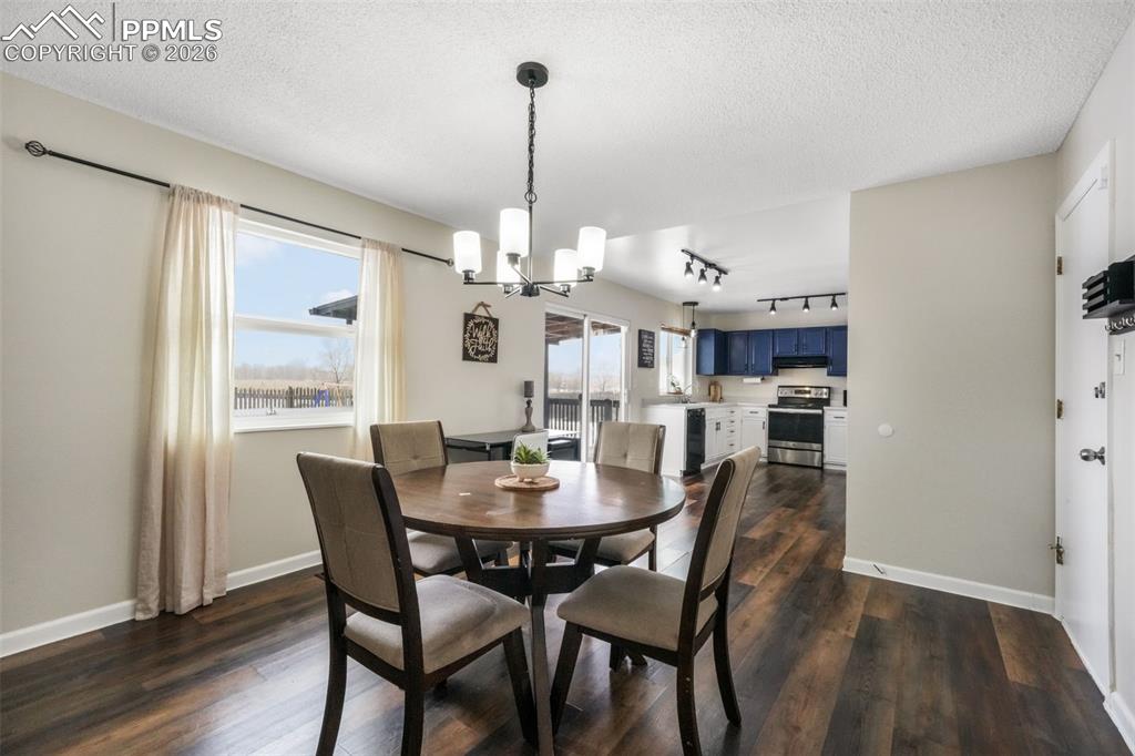 Image 19 of 50: Dining Area