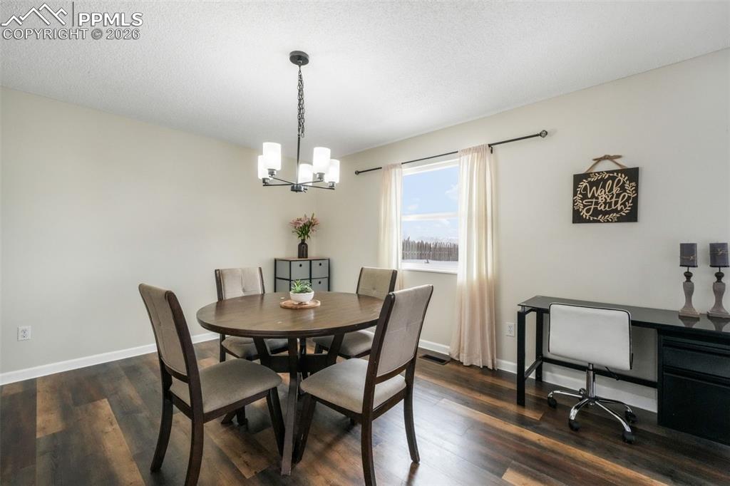 Image 20 of 50: Dining Area