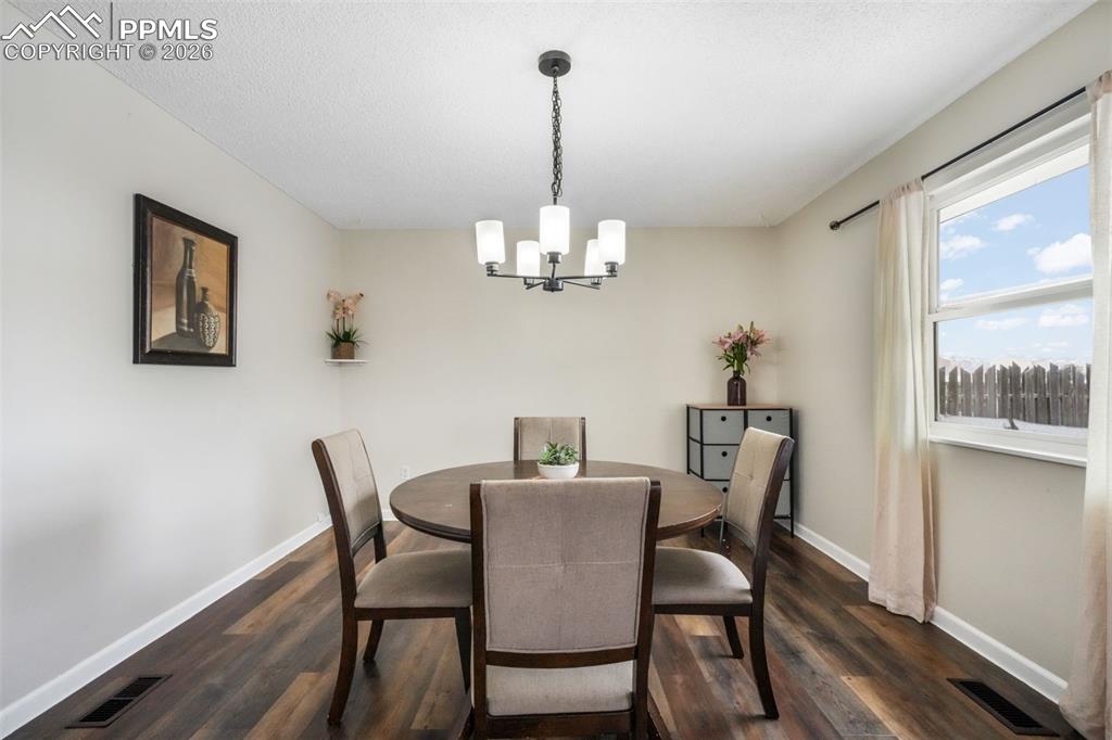 Image 21 of 50: Dining Area