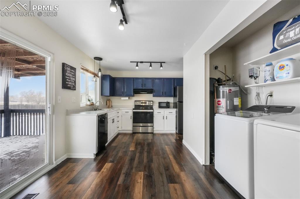 Image 22 of 50: Kitchen