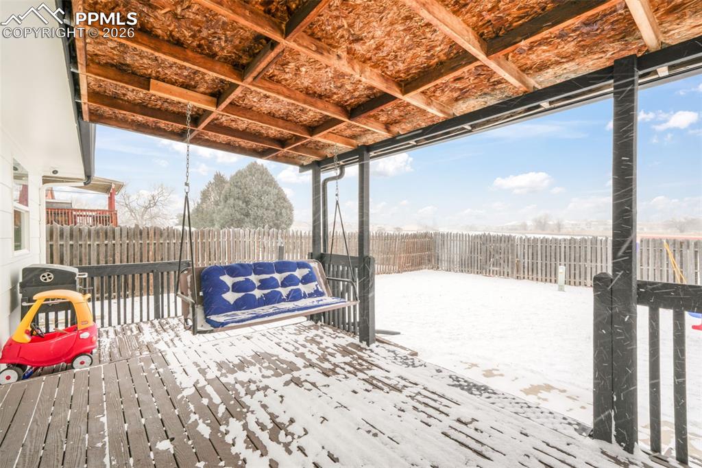 Image 25 of 50: Deck