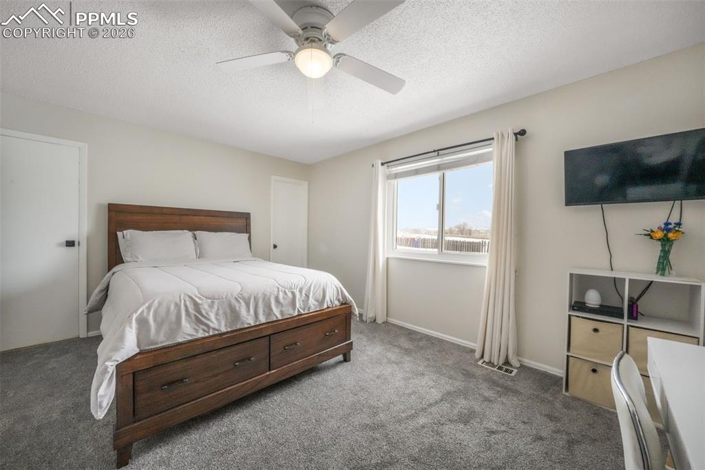 Image 26 of 50: Bedroom