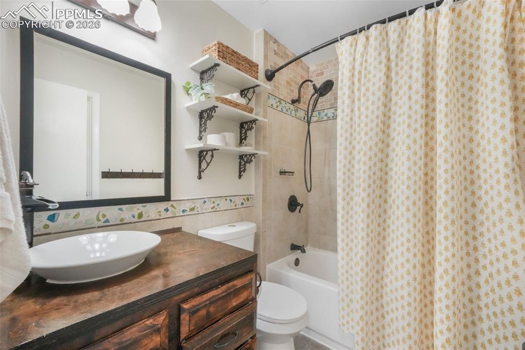 Image 30 of 50: Bathroom