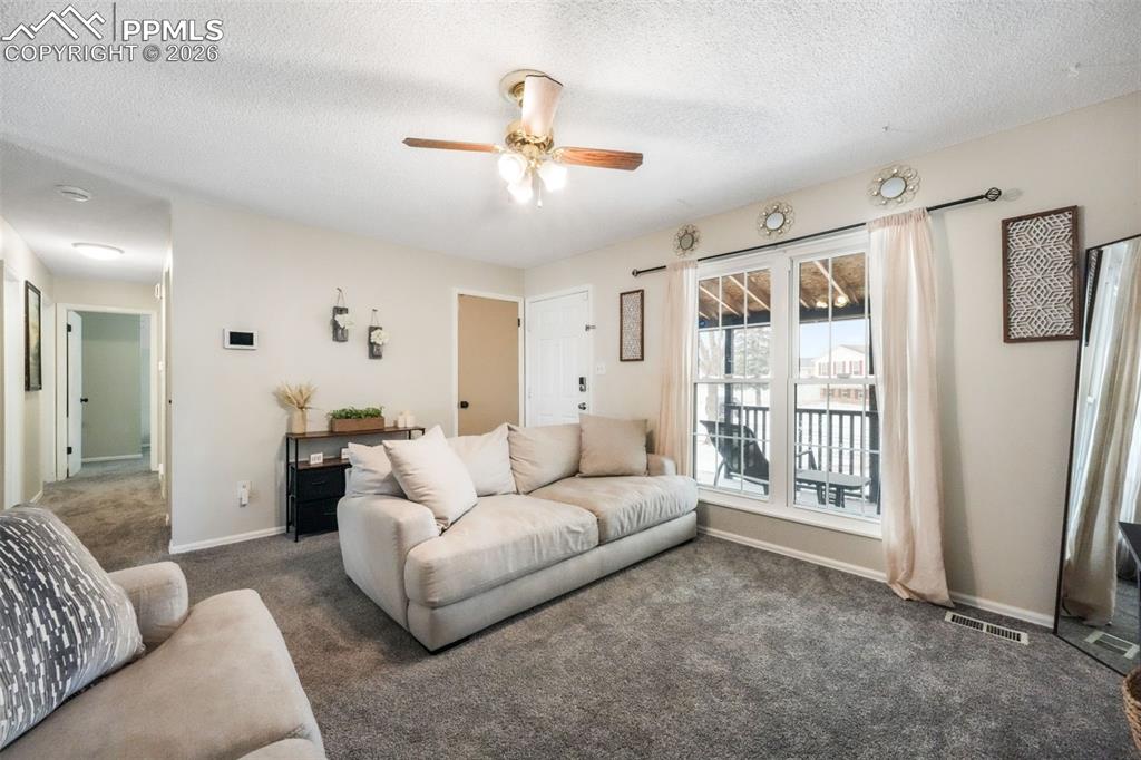 Image 7 of 50: Living Room