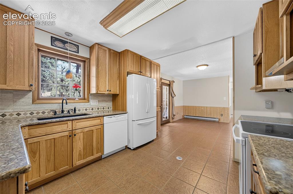 Image 12 of 23: Kitchen