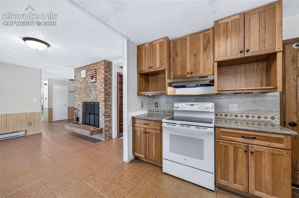 Image 13 of 23: Kitchen