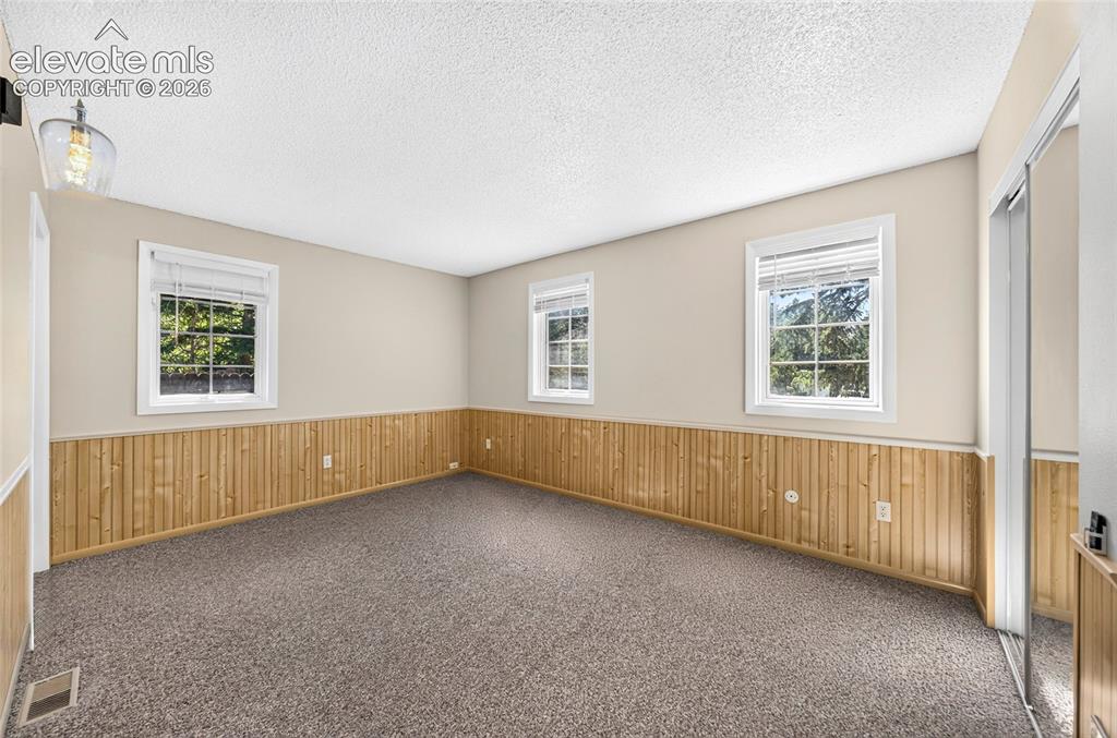 Image 16 of 23: Bedroom