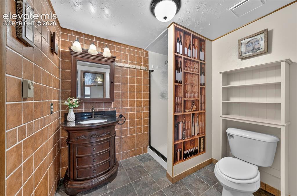 Image 19 of 23: Bsmt Bath