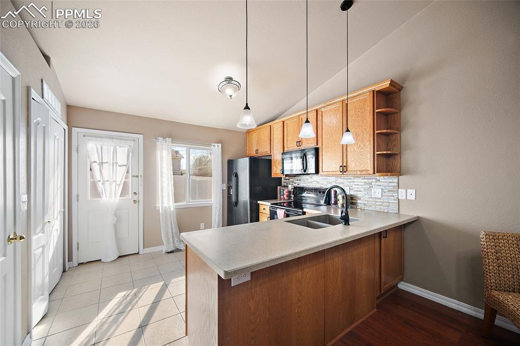 Image 13 of 41: Kitchen