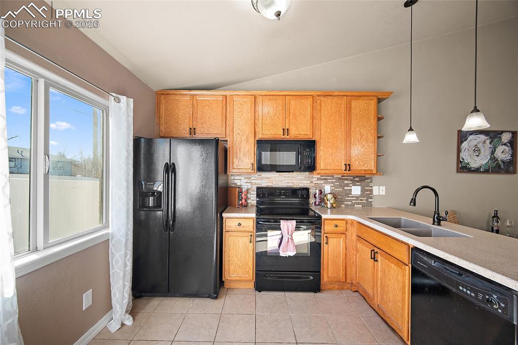 Image 14 of 41: Kitchen