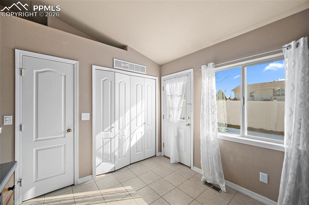 Image 17 of 41: Kitchen