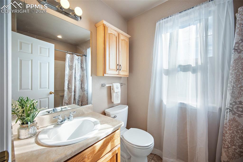 Image 23 of 41: En-suite